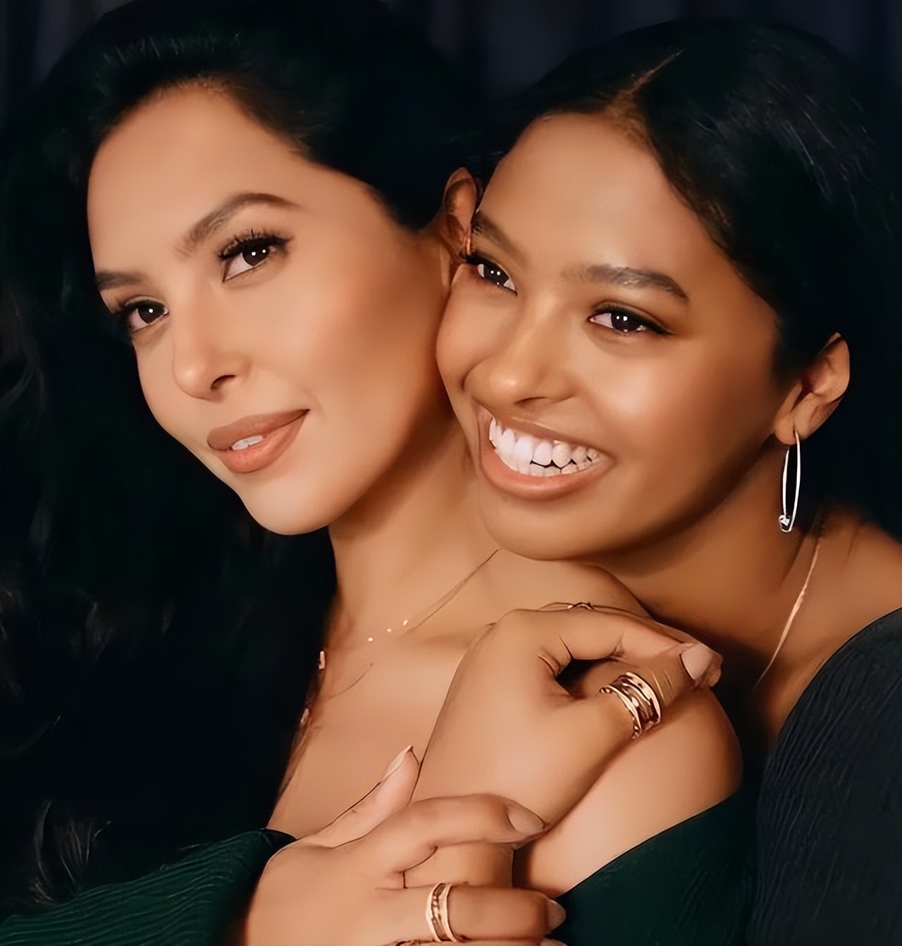 Vanessa's eldest daughter mother and daughter take a selfie!The 40year