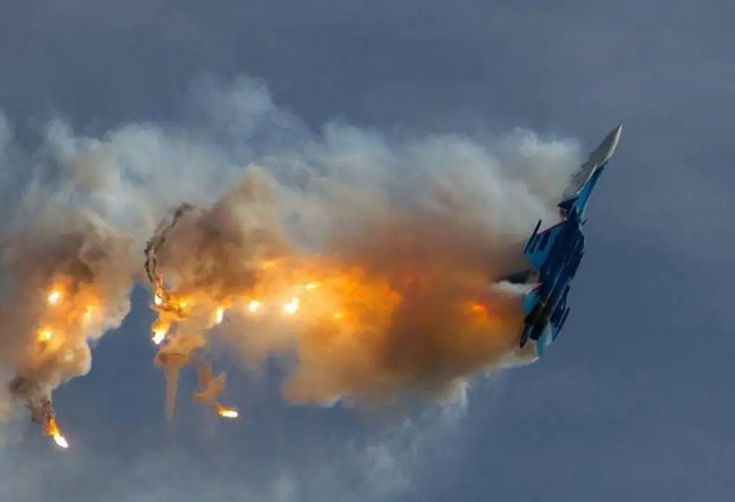 俄軍蘇30低空秀肌肉,卻遭烏軍飛彈攔截,戰機尾部冒煙當場倒栽蔥