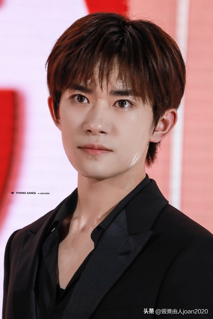 Yi Yang Qianxi chatted with everyone at the banquet in Cannes, exuding ...