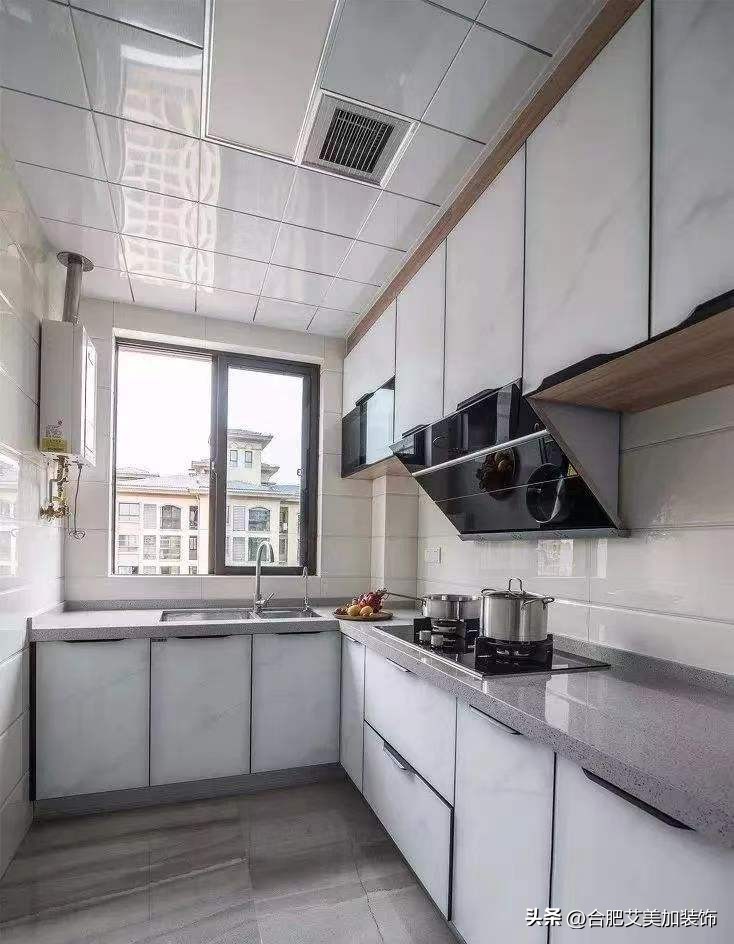 What are the dimensions of the kitchen stove and range hood?Which size