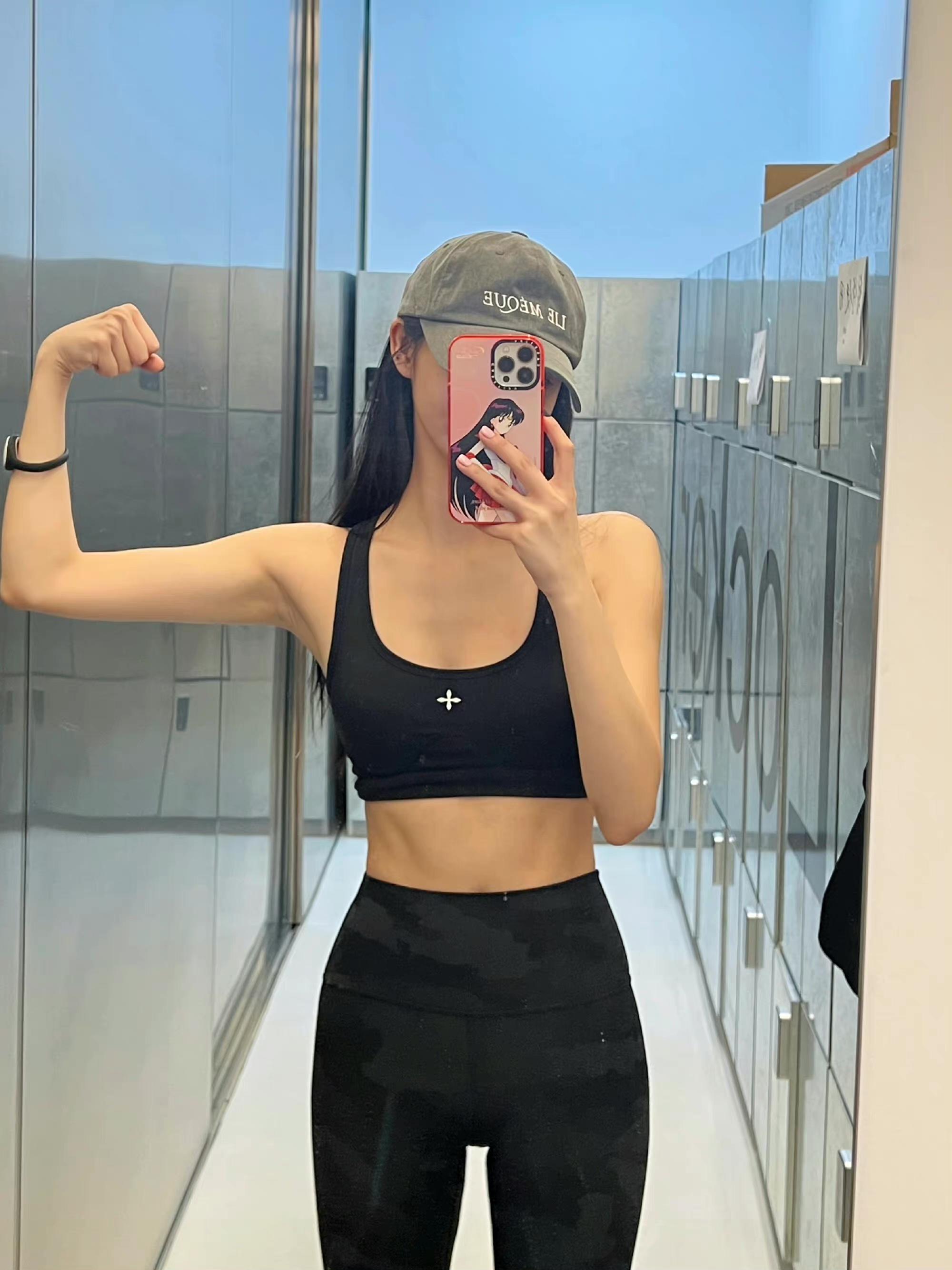 Zhou Jieqiong sweated profusely after exercising, wearing tight pants ...