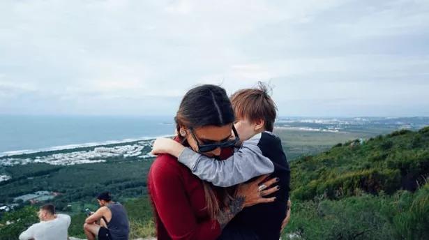 背著26歲殘疾失明的兒子週遊世界，這位43歲單親媽媽感動了上億人