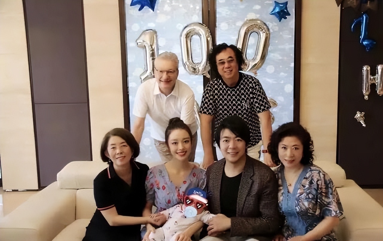 Lang Lang posted a family portrait! The German fatherinlaw is tall