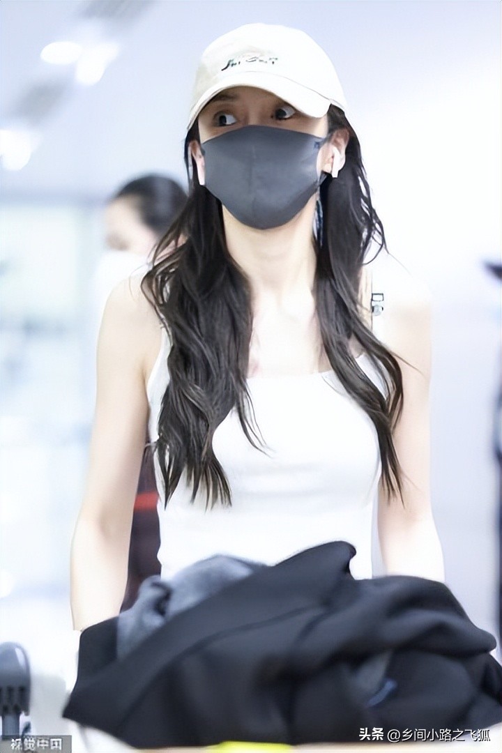 Angelababy arrived at Shanghai Airport, wearing a baseball cap with