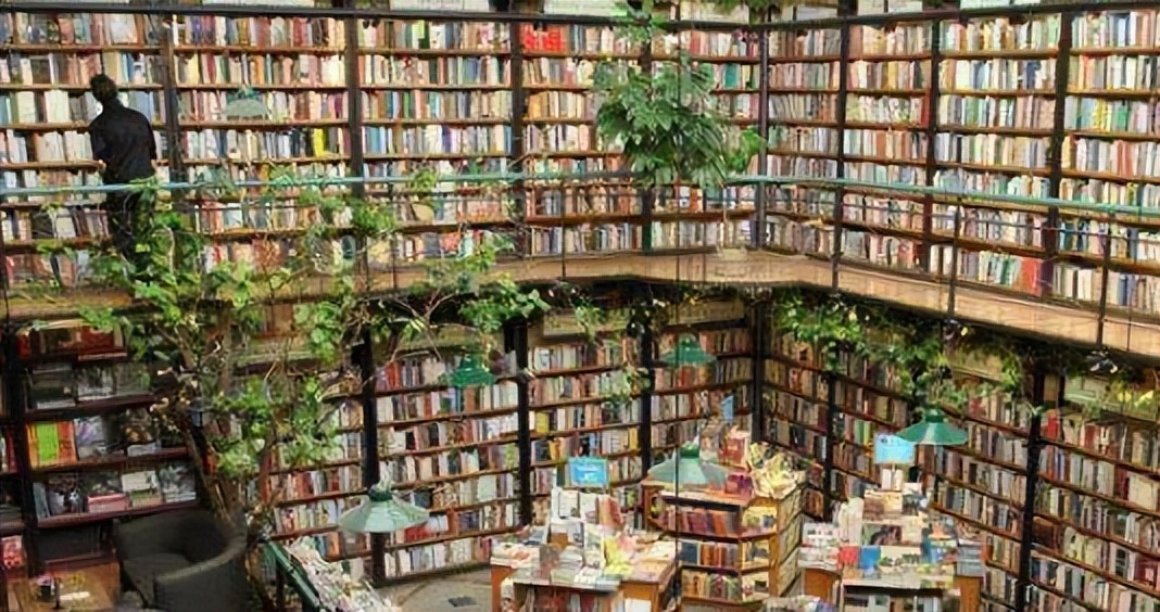 Large Book Store The world's largest bookstore covers an area the size of 15 basketballs ...
