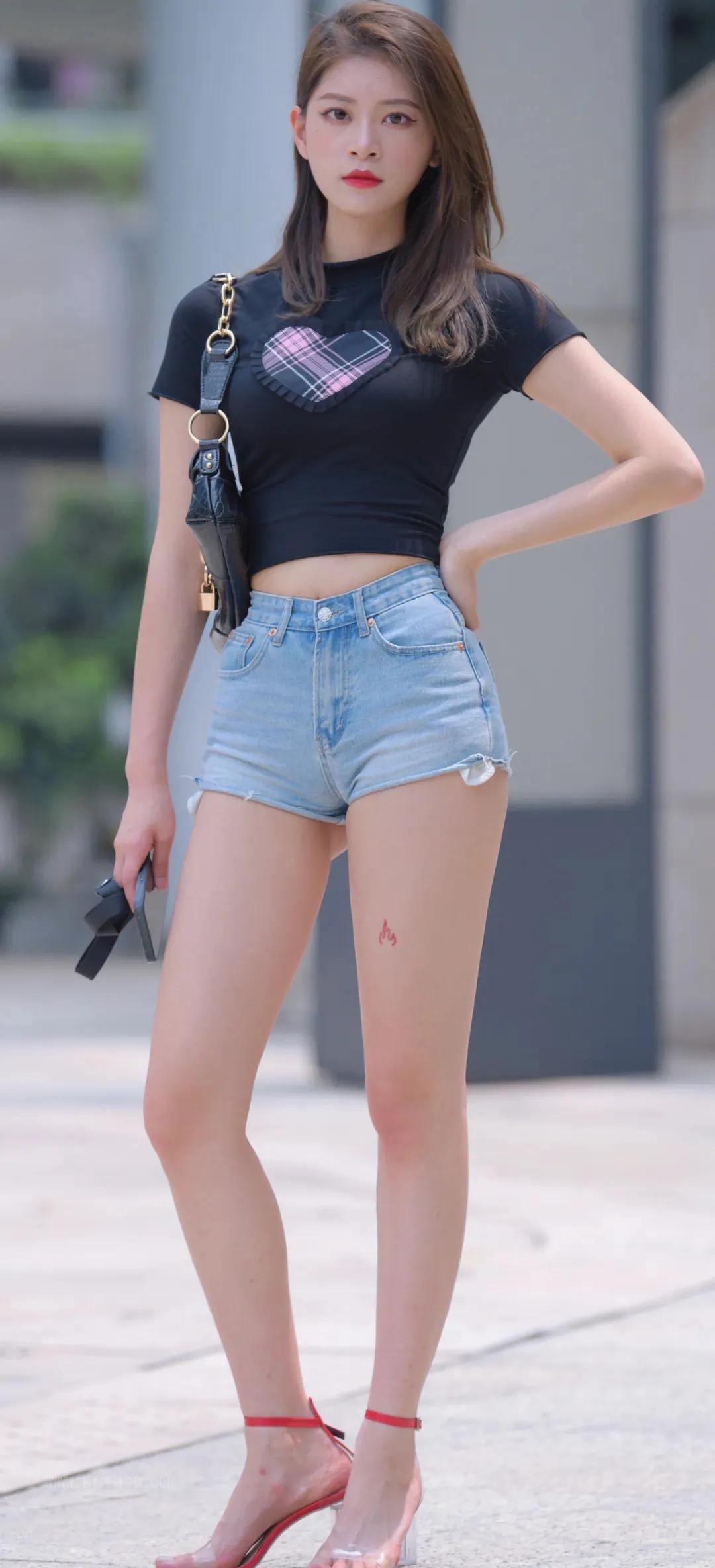 Street shot, denim shorts long-legged beauty - iNEWS