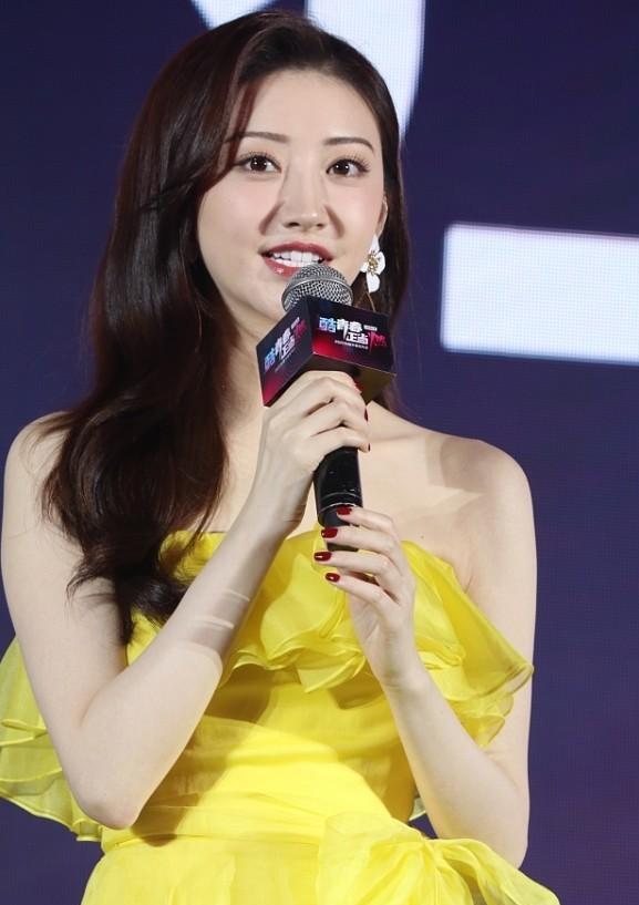 To wear a tube top dress with a different sense of fashion and elegance ...