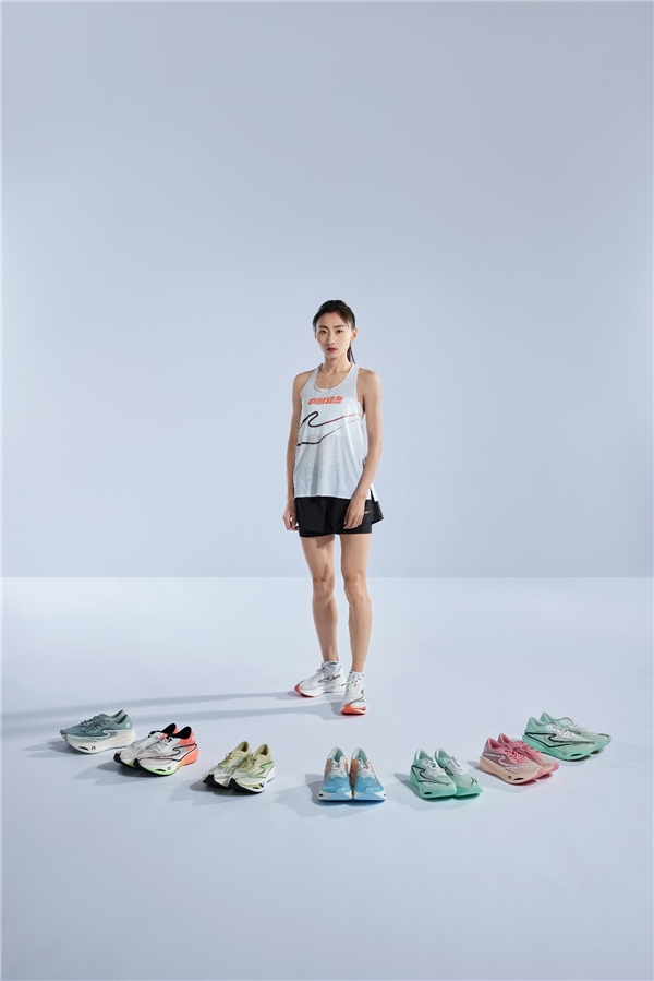 Hongxing Erkezhijing 1.0 has a carbon plate running shoe that is