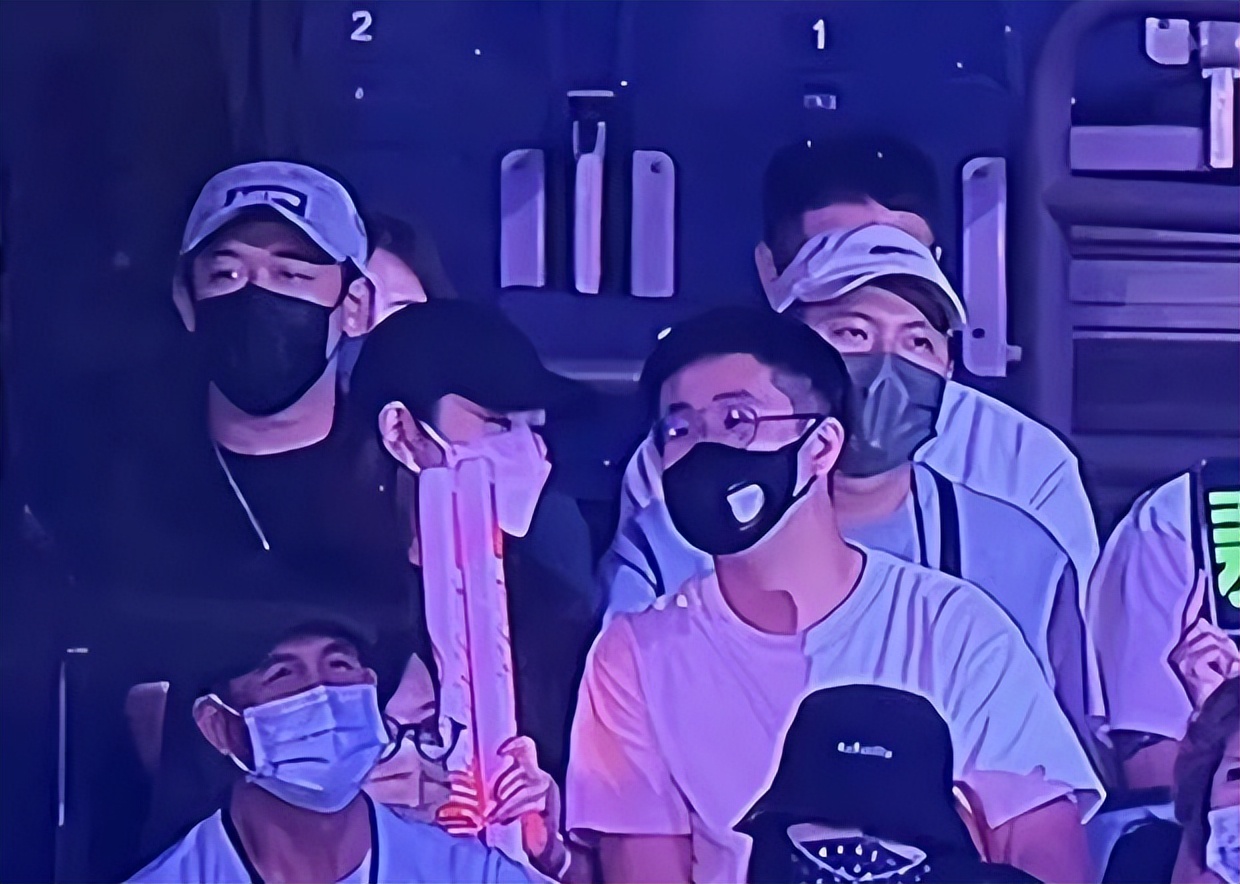 Selina and her boyfriend watched the power train concert together, the