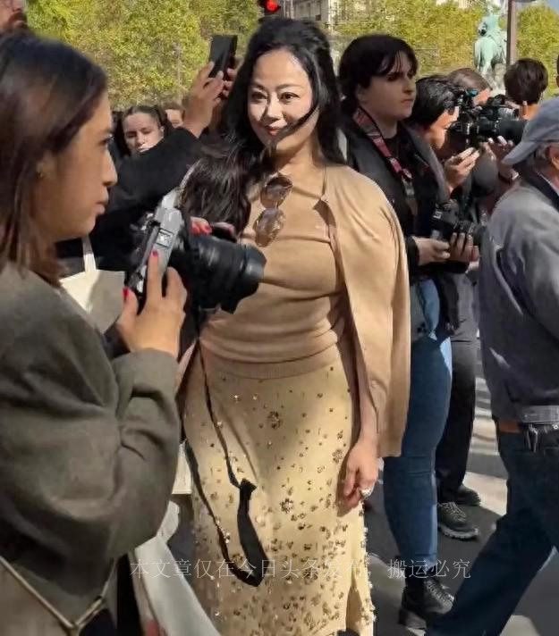 60-year-old Zhang Xiaohui is crazy about Paris. She has a beautiful ...