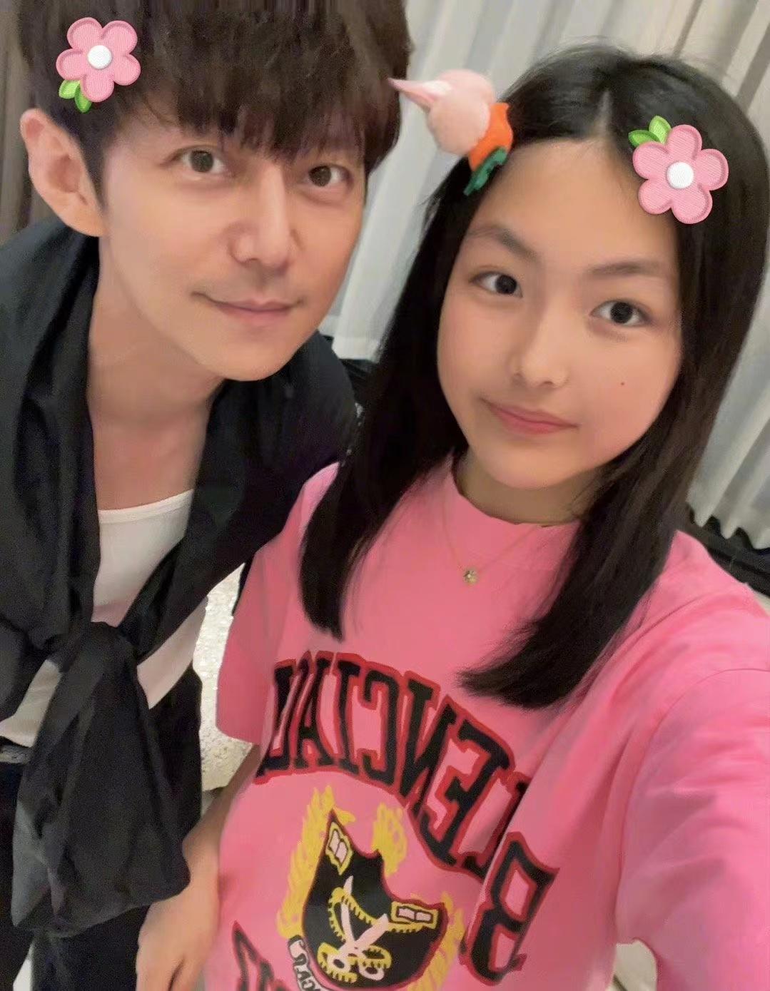 He Jiong accompanies Wang Shiling to celebrate Children's Day, Wang ...