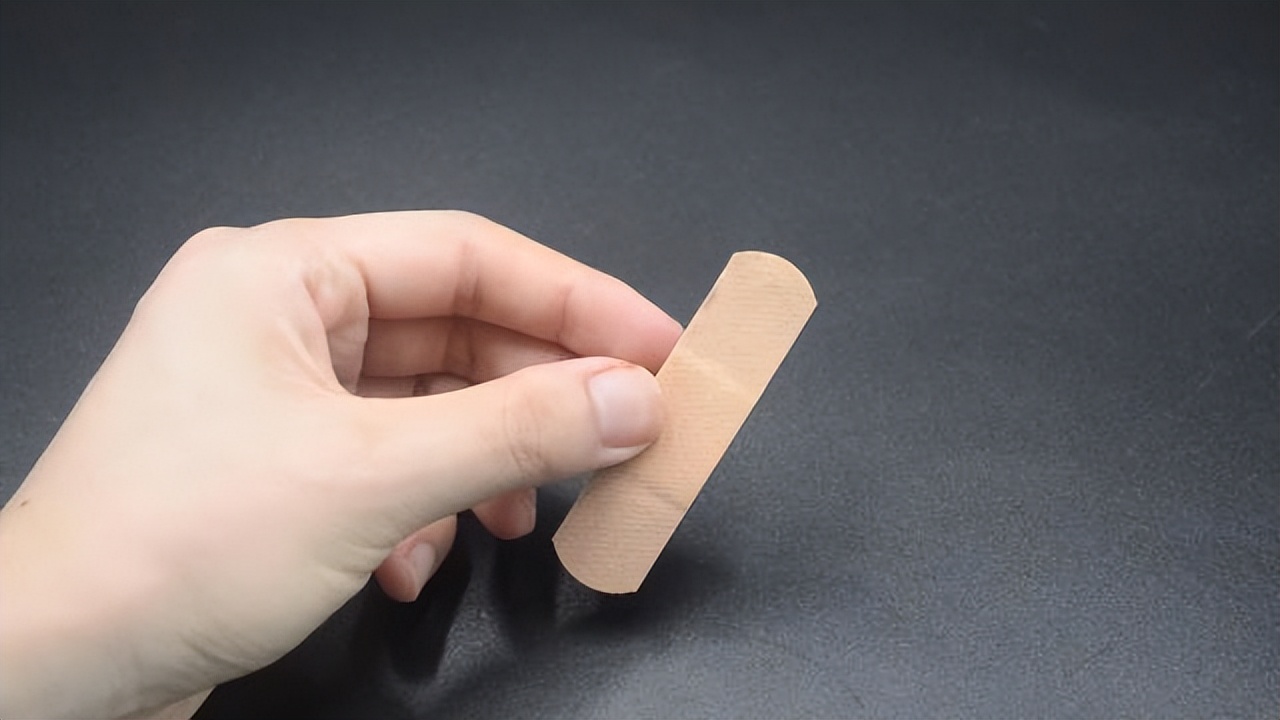 It's hot, remember to stick a Band-Aid on the door, many people don't ...