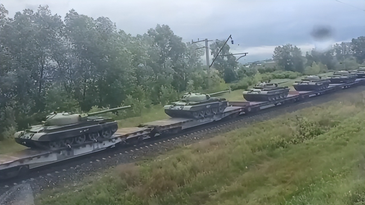 the-russian-army-is-increasing-again-the-army-column-is-full-of-tanks