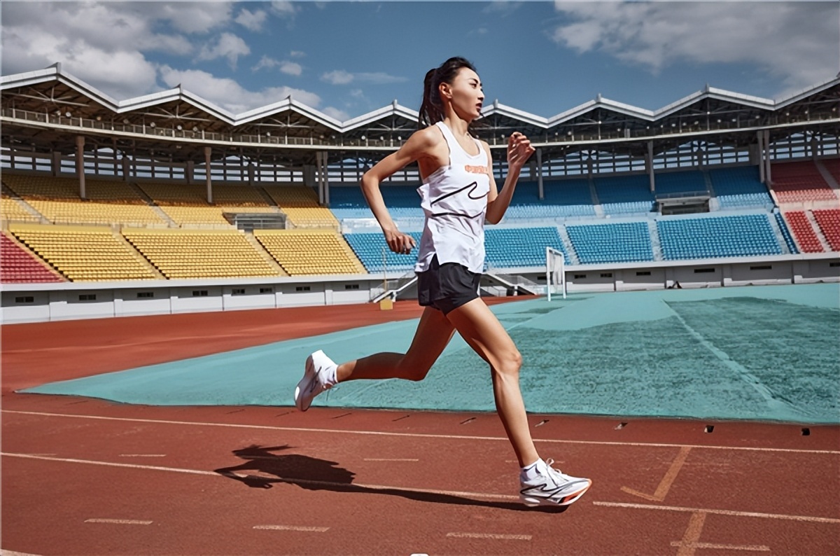 Hongxing Erkezhijing 1.0 has a carbon plate running shoe that is