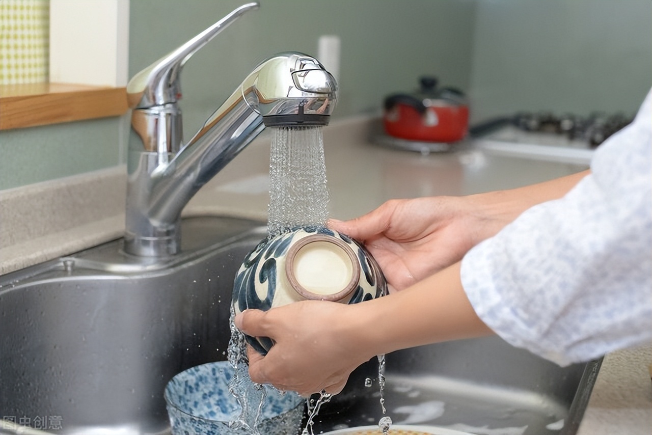 Washing the dishes in this way is equivalent to eating "bacteria". Few