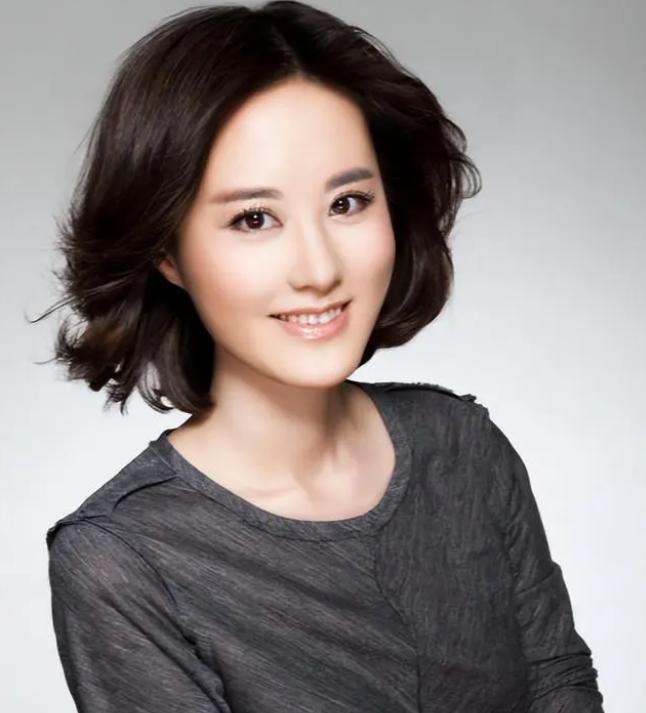 央視「女神級主播」秦方：家世背景如此強大，還是個富家子女！ - 頭條匯
