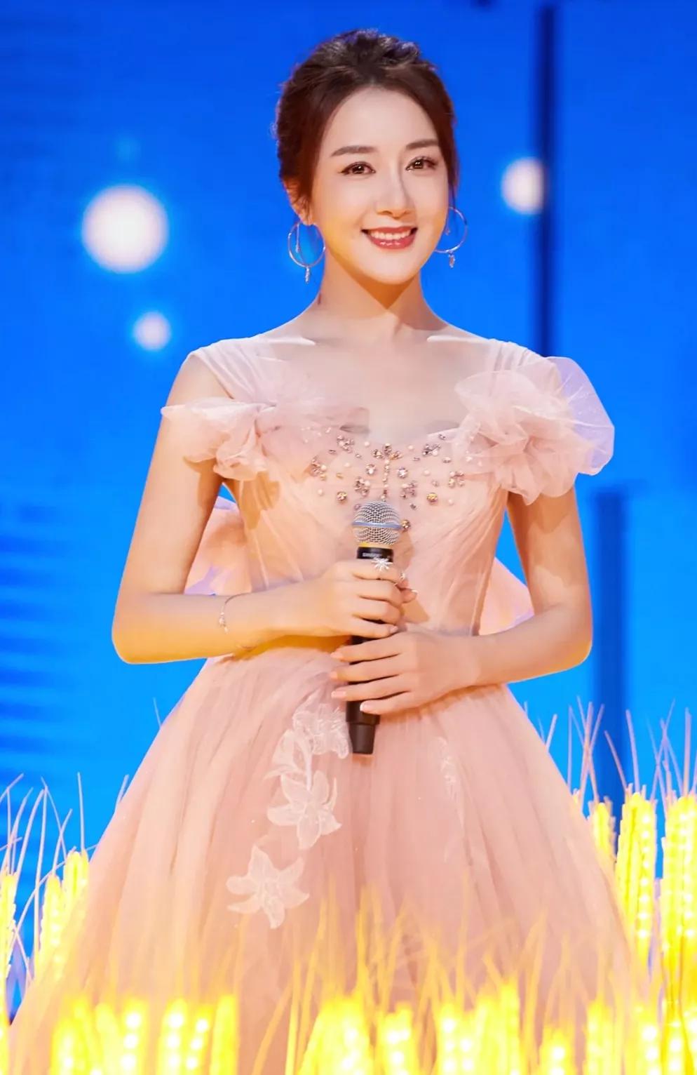 39yearold Li Yixiao is pink and charming, making fans feast for the