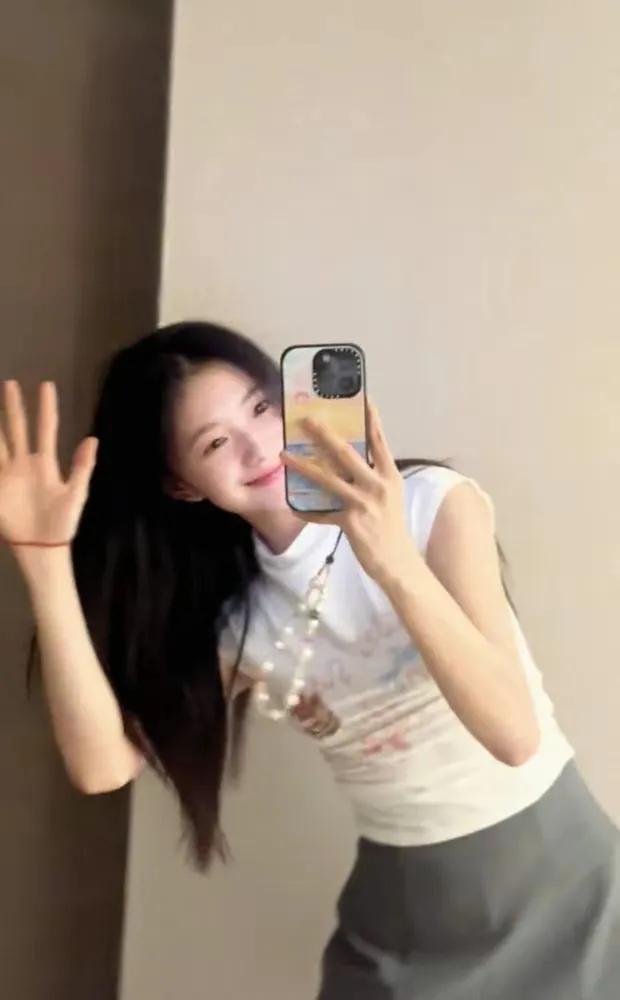 The playful girl in the mirror, Liu Haocun's cute selfie is heart ...