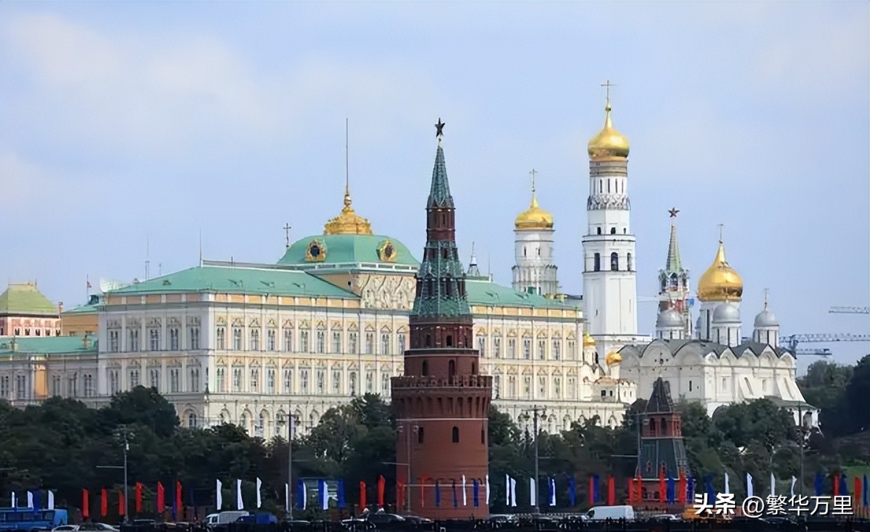 Russia has a total of 140 million people, 10 major cities, what is the