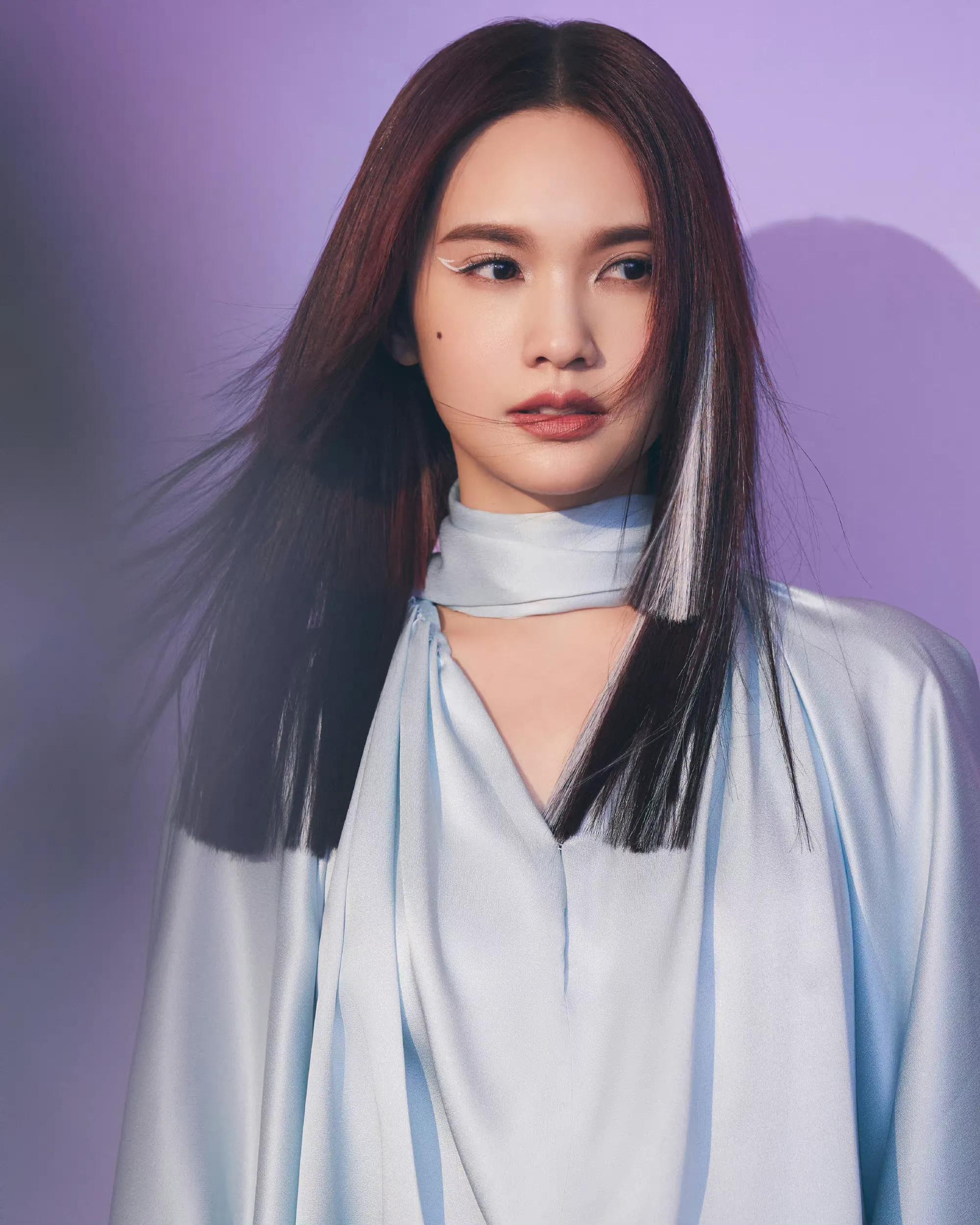 Rainie Yang's blockbuster makeup is exquisite, her hair and clothes fly ...