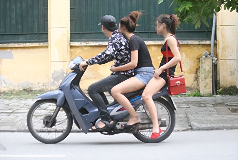 Traveling in Vietnam, Vietnamese girls on motorcycles attract male ...