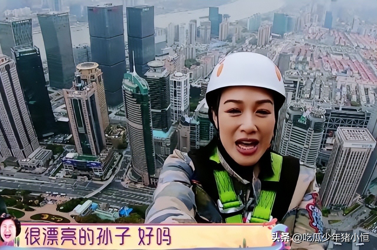 Zhong Liti works hard in the live broadcast, but her motherinlaw only