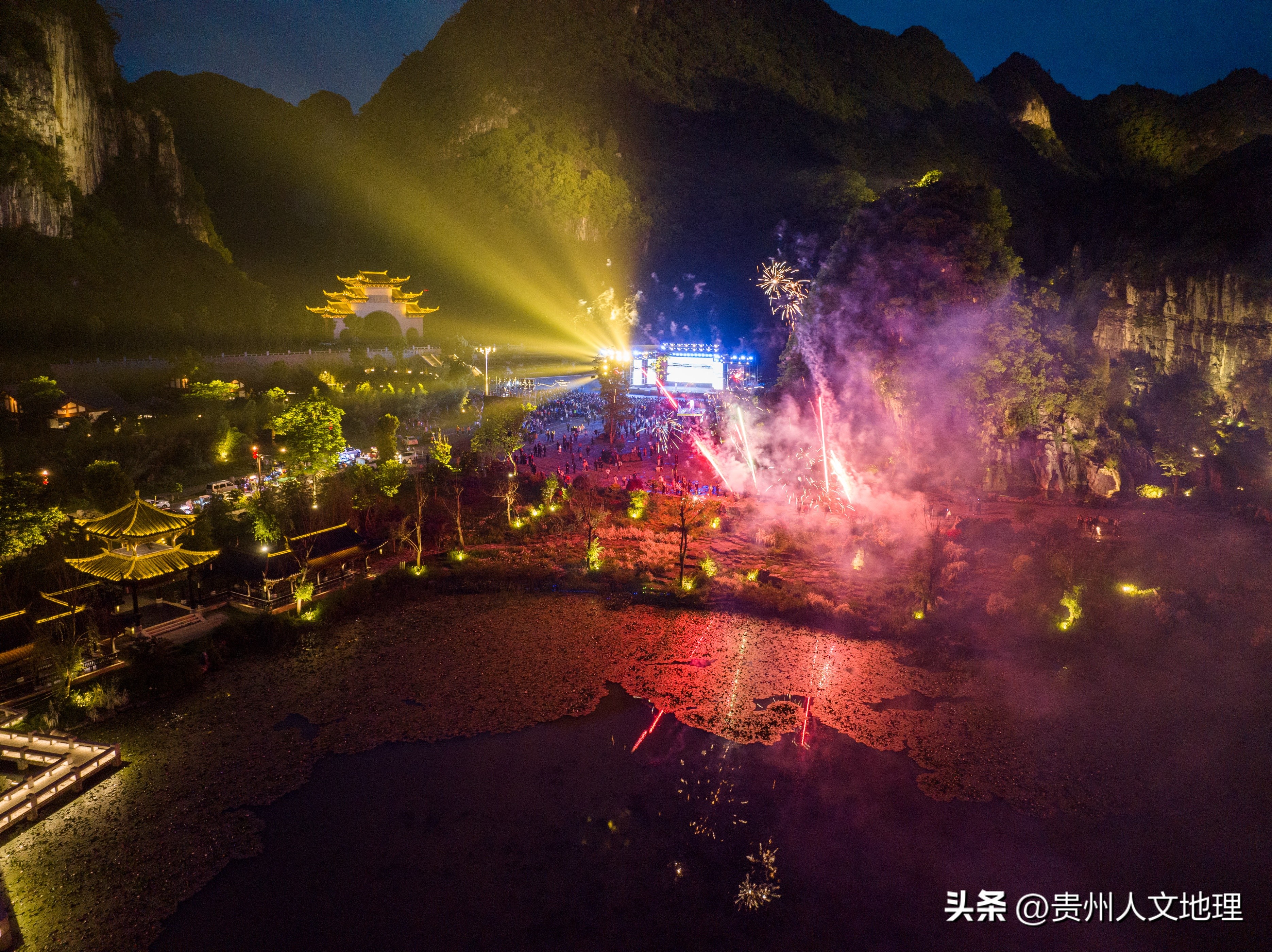 visual feast! Thousands of people weaving gold fireworks show - iMedia