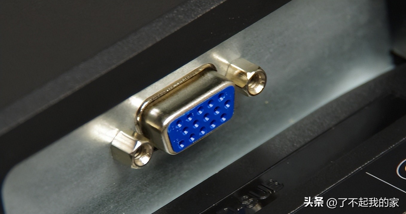 What ports does the monitor have?What is the difference between DP