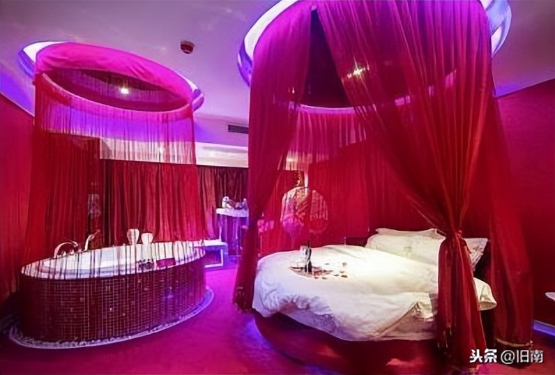 Is the "water bed" of a love hotel really full of water?Why do many