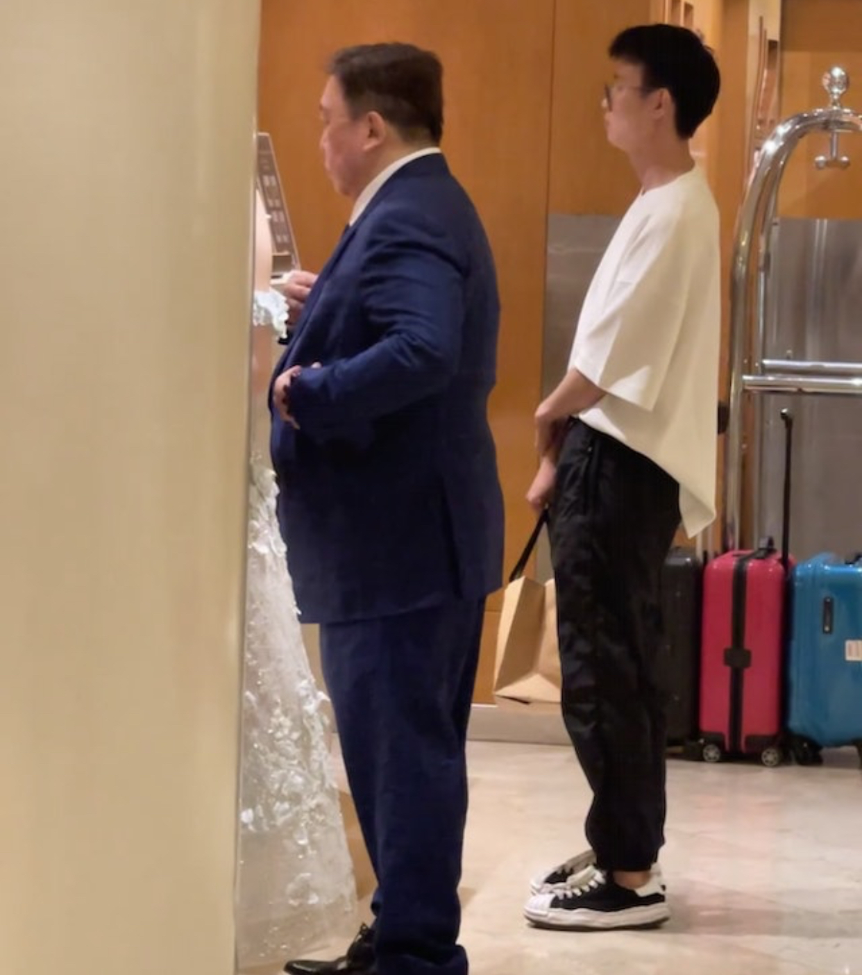 A netizen met a 22-year-old “Girl Jing” in a hotel. Wang Jing picked up