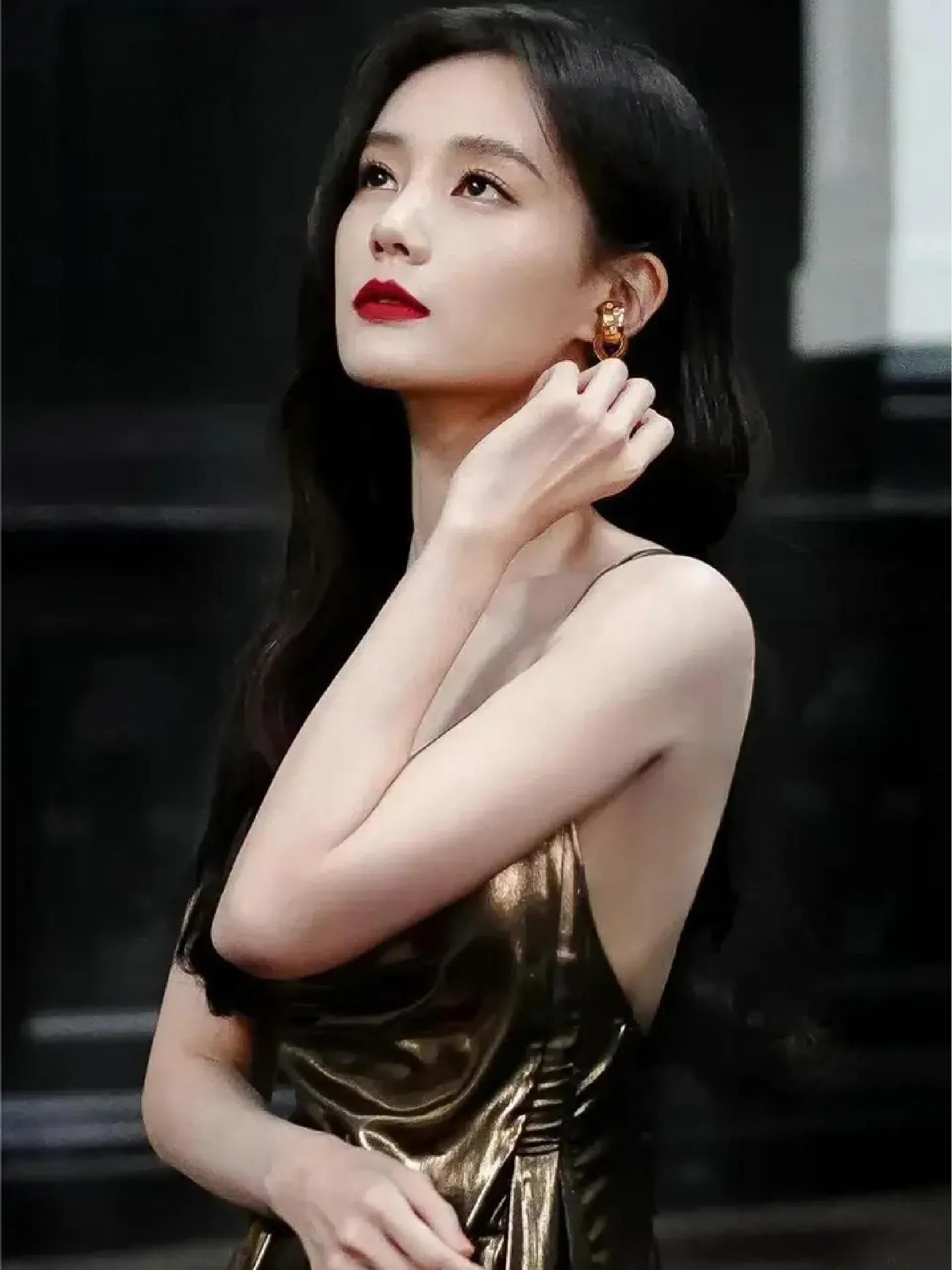 Li Yitong has an amazing figure, wearing a gold-plated dress with big ...