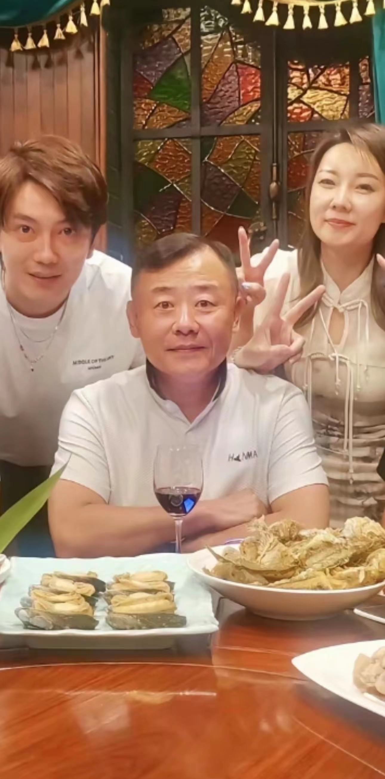 56-year-old Zhou Libo had a feast in his mansion! My hair is sparse and ...