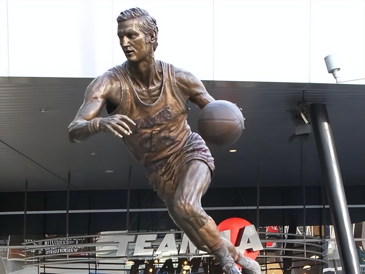 The Lakers have erected 4 statues, one is more classic than the other