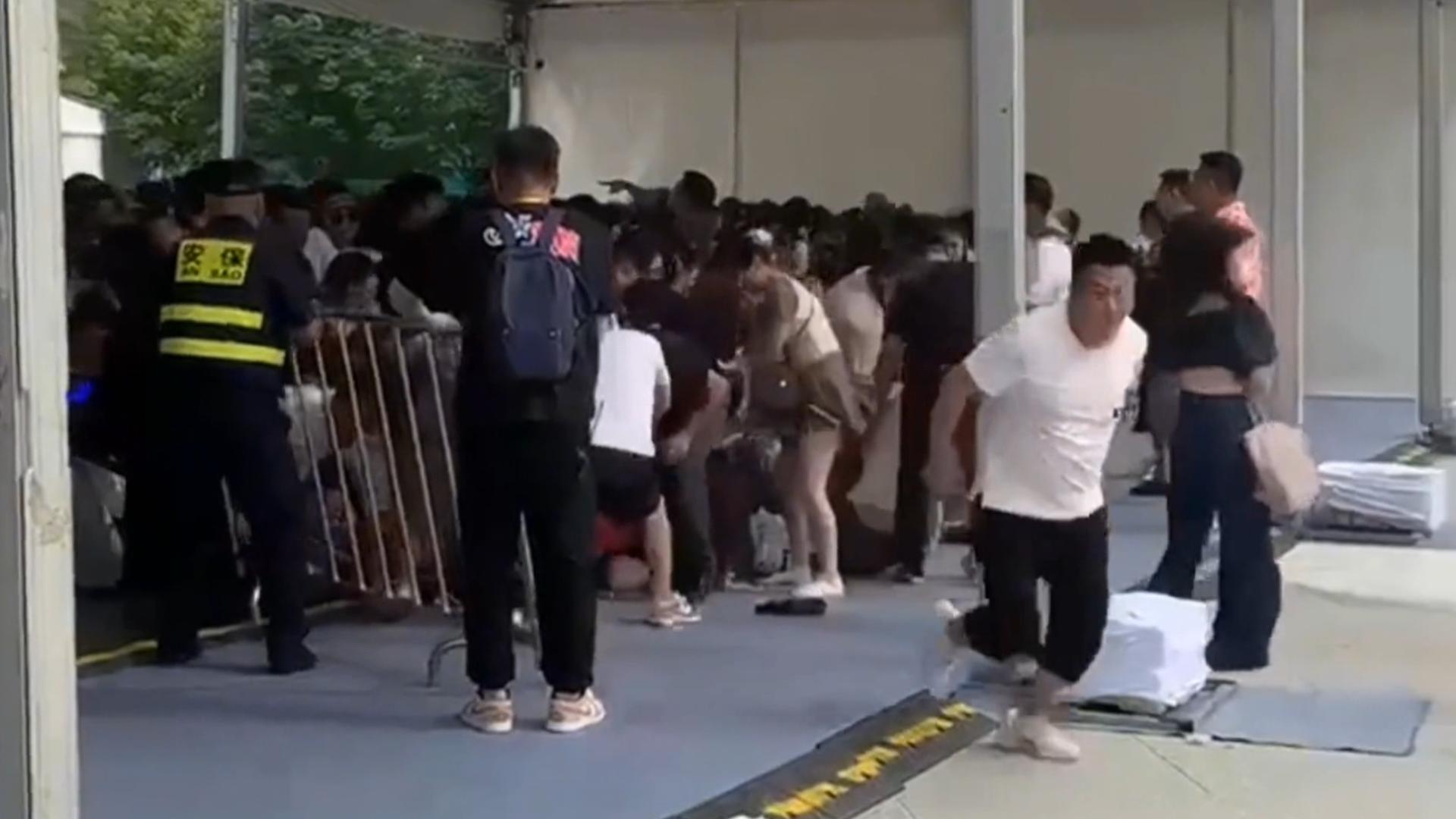 TFBOYS concert out of control: Fans broke through the security check ...