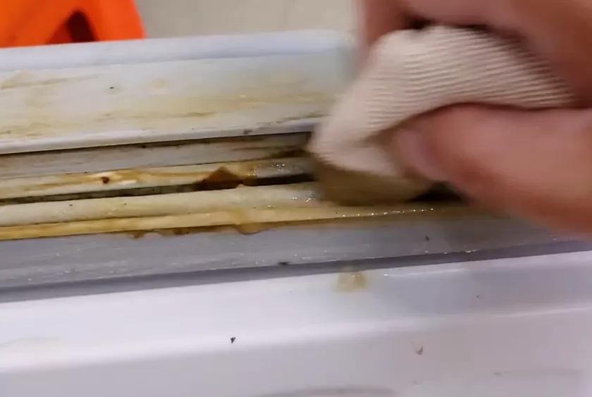 The refrigerator seal is black and dirty, teach you to wipe it clean