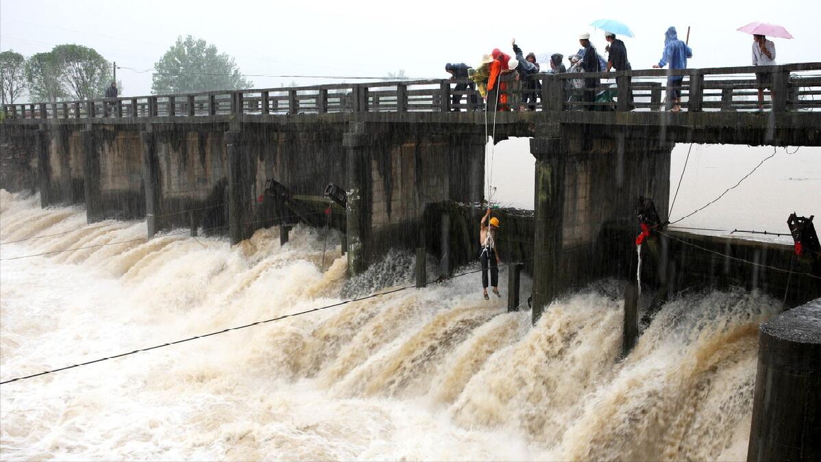 Incredible phenomenon of hydraulic jumps, why does water always jump