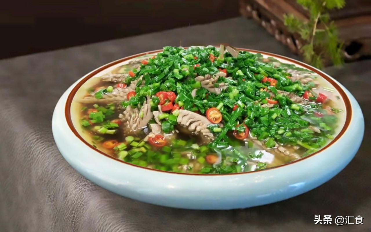 Stirfried pork neck with artemisia, leek kidney, honey tree tomato iNEWS