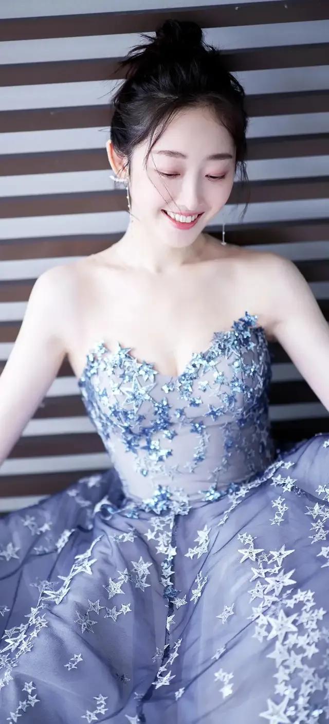 Jiang Mengjie's sexy photo shoot is here - iNEWS