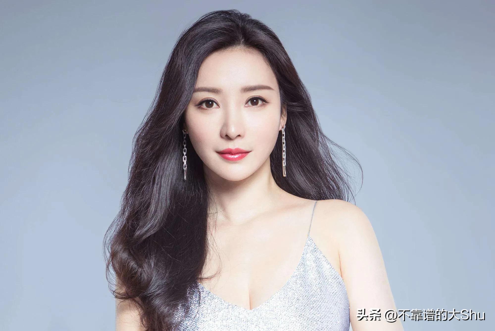 "New Four Great Beauties" Liu Yan looked back and smiled at Bai ...
