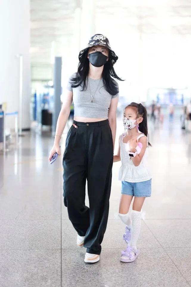 姚晨攜帶兒女出行機場，兒女繼承了媽媽的大長腿，暖男哥哥貼心