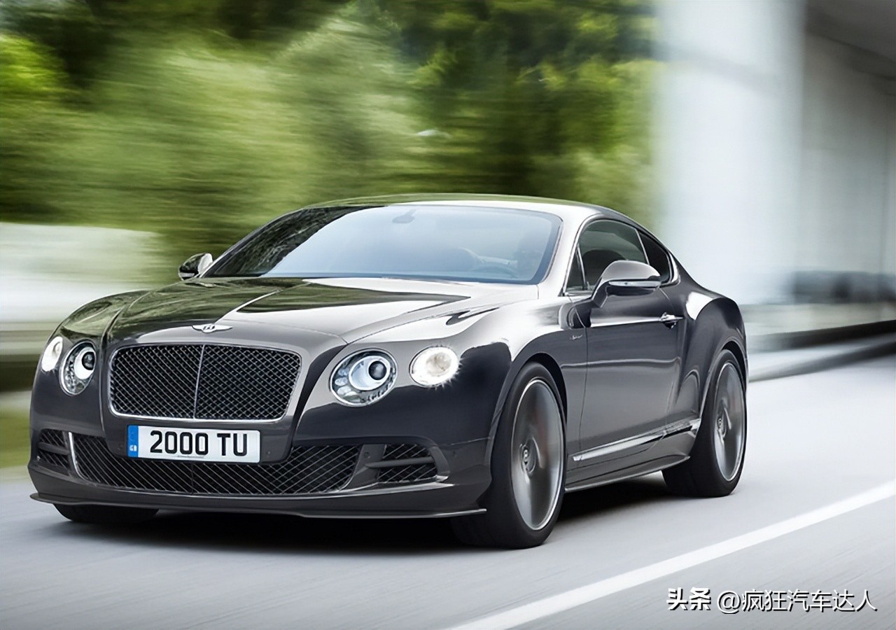 After the car stops, the fan blades of the water tank are still