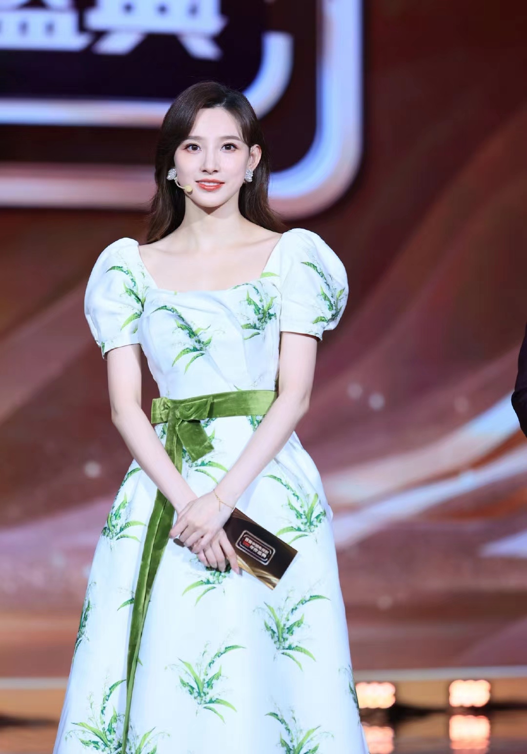 The host of CCTV is an intellectual beauty, whose appearance and ...