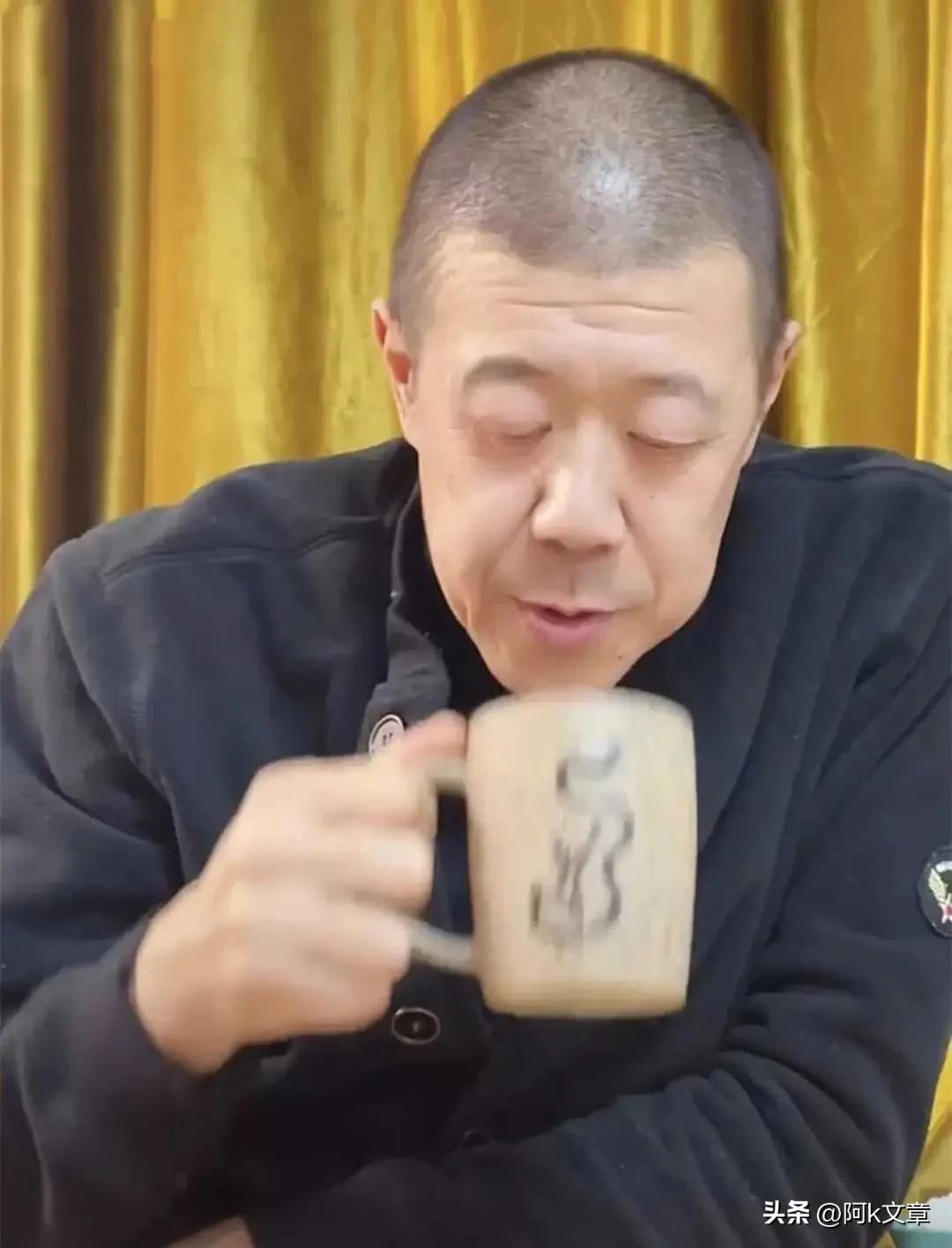 54-year-old Qin Weidong seldom shows affection - iNEWS