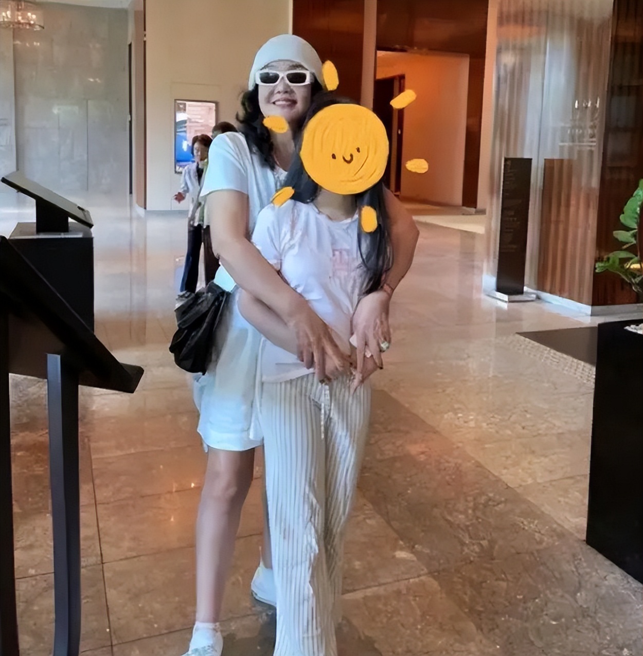 網友偶遇汪小菲女兒，玥兒含胸駝背，被指責不如小S女兒體態好 - 頭條匯