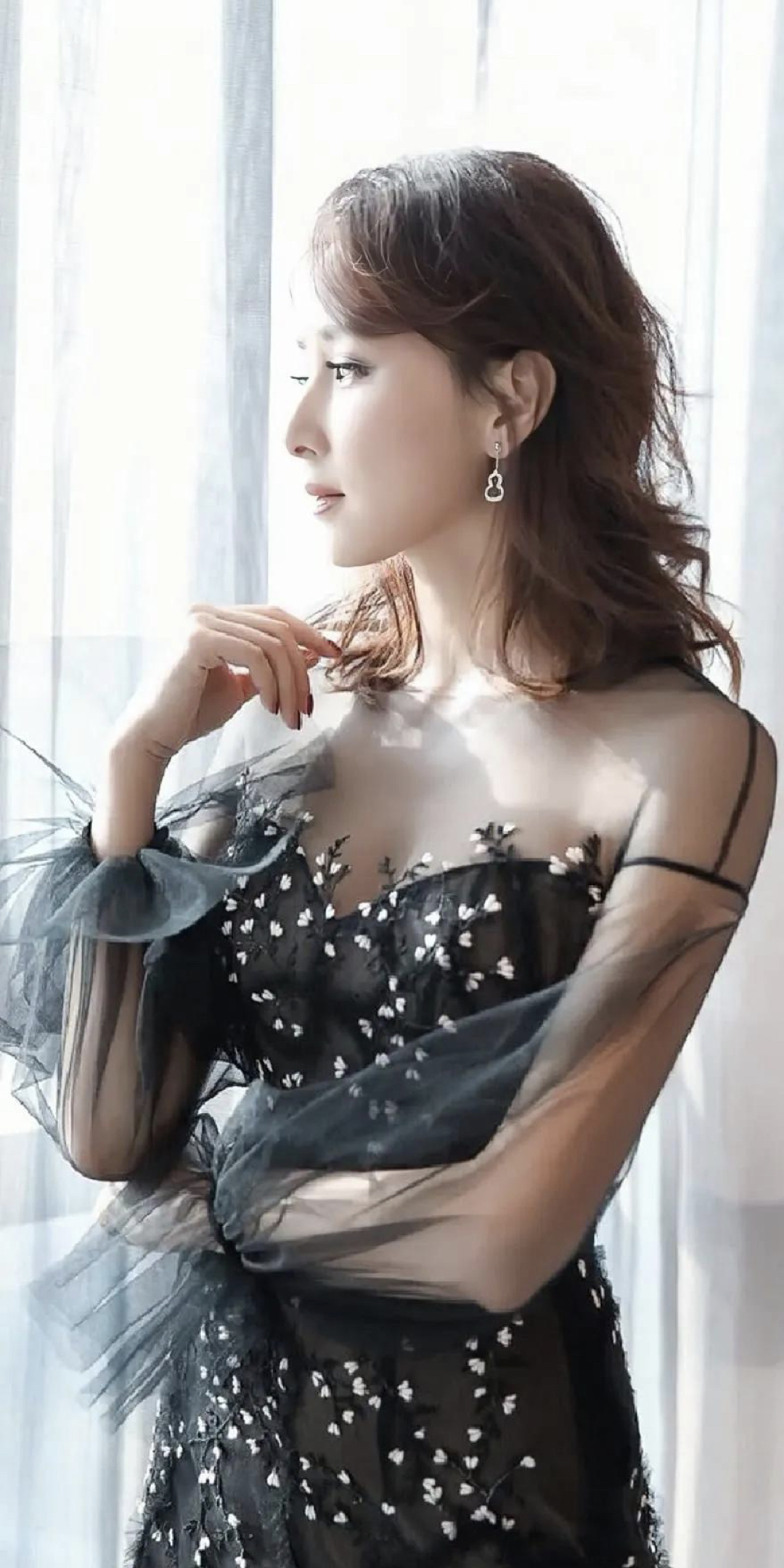 Jing Hu - the beauty of intellectual style - iNEWS