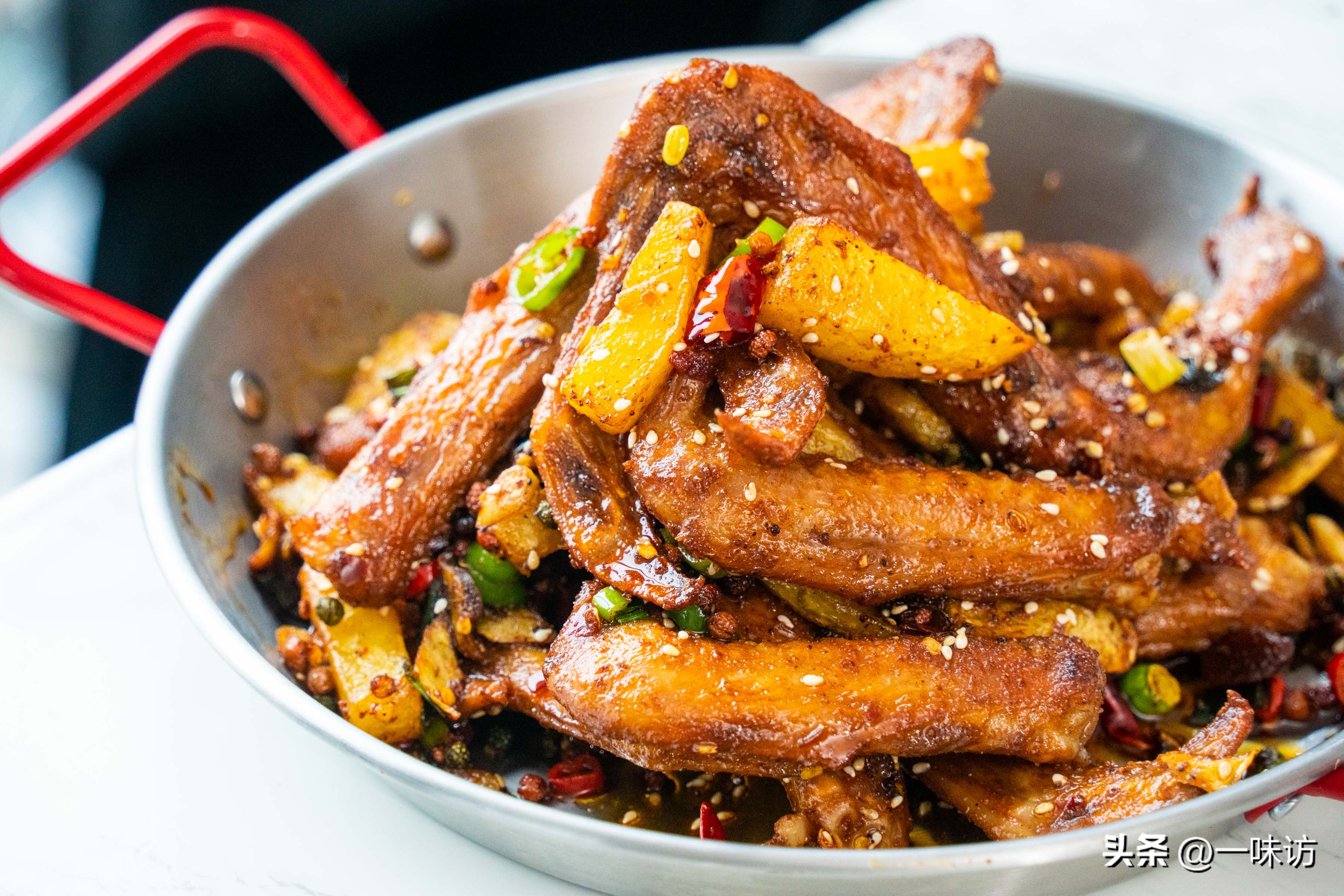 The practice of dry pot duck wings, marinate first and then fry?How to make dry pot sauce