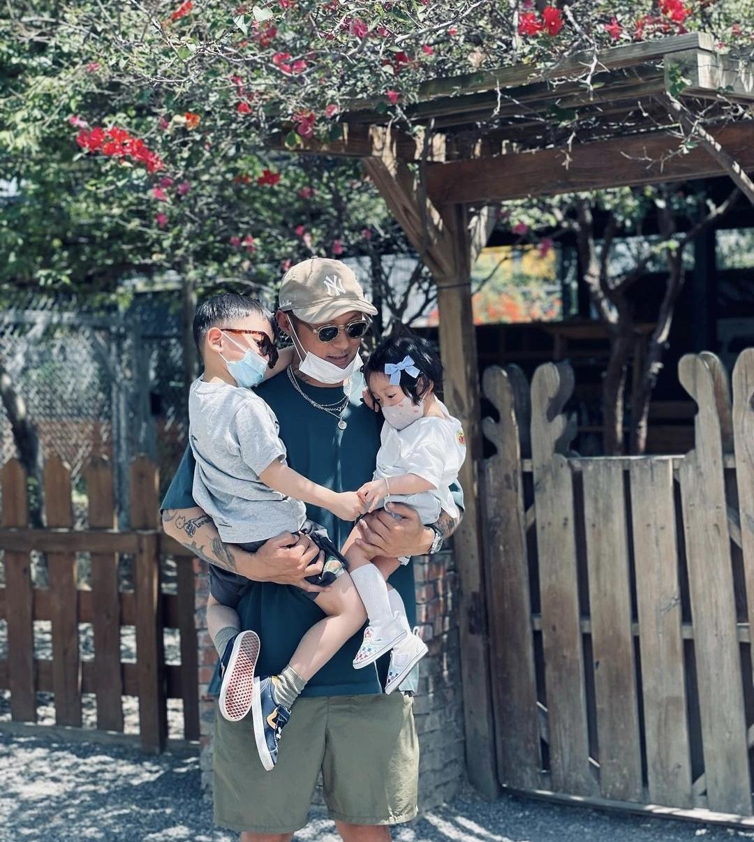 Shawn Yue Posted A Warm Family Portrait Embracing His Children To Show Shawn Yue Posted A Warm Family Portrait Embracing His Children To Show