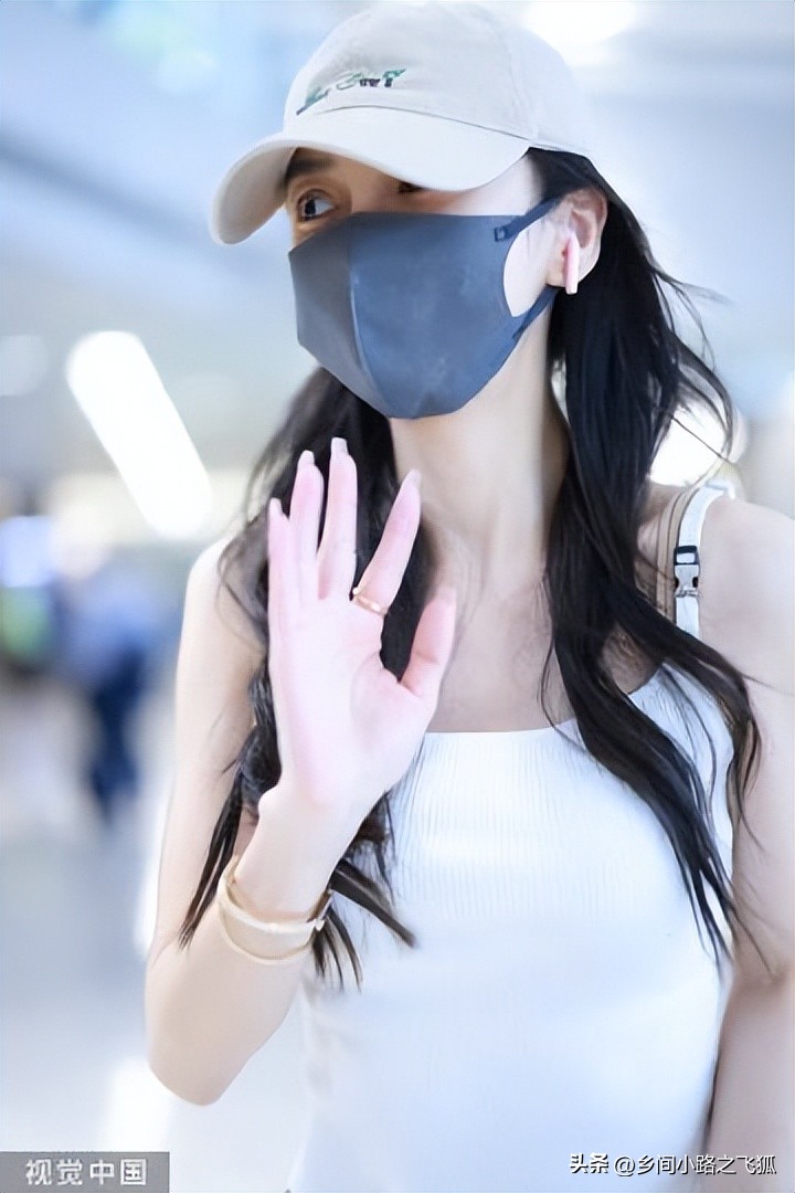 Angelababy arrived at Shanghai Airport, wearing a baseball cap with