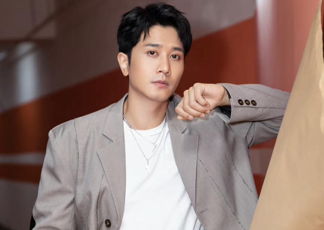 Peng Guanying and Chen Xiaojun were suspected to be in love. A passer ...