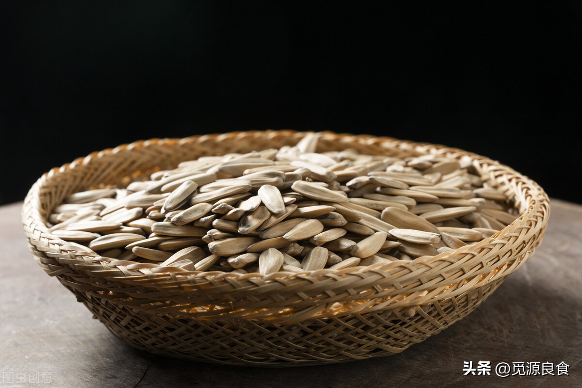 Eating a handful of melon seeds is equivalent to drinking a spoonful of